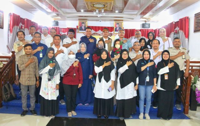 Foto bersama dengan rombongan Dirjen Pencegahan dan Pengendalian Penyakit Kementerian Kesehatan RI di Pendopo Bupati, Pidie.