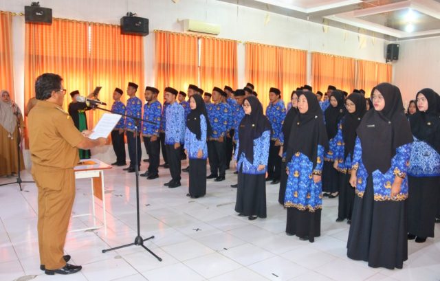 Pj Bupati Pidie Ir. Wahyudi Adisiswanto memimpin pembacaan pengambilan sumpah PNS.