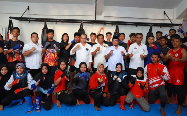 Sesi foto bersama Pj Bupati Pidie Ir. Wahyudi Adisiswanto (kanan) bersama para atlit saat melakukan peninjauan langsung latihan untuk persiapan PORA XIV di Pidie