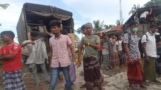 Imigran ilegal Rohingya saat direlokasi