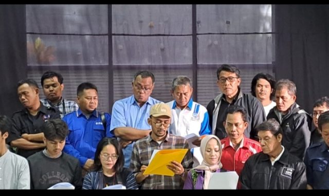 Dok. 66 Pimpinan Organisasi sipil membacakan Maklumat Perlawanan Rakyat Indonesia